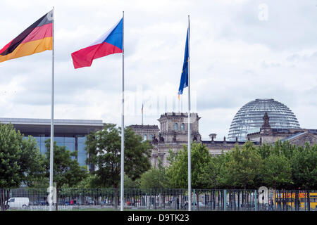 Berlin, Germany. June 26th 2013. Chancellor Angela Merkel welcomes the President of the Czech Republic, Miloš Zeman, in the Federal Chancellery to a bilateral meeting about the crisis. Credit: Credit:  Gonçalo Silva/Alamy Live News. Stock Photo