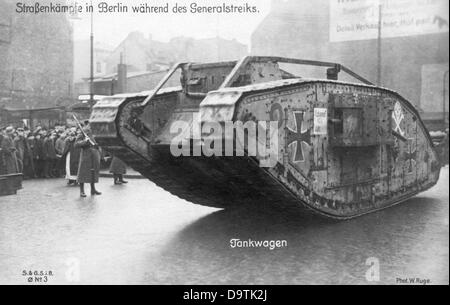 Government troops use a tank to attack the insurgents during the street fights in the context of the Spartacist uprising in Berlin, Germany, from 5 - 12 January 1919. Fotoarchiv für Zeitgeschichte Stock Photo
