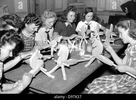 Girls are producing toys for Christmas, for the war service of the Hitler Youth (League of German Girls, BDM), in September 1944. Fotoarchiv für Zeitgeschichte Stock Photo
