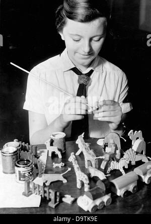 A girl of the League of German Girls is producing toys for Christmas, in November 1938. Fotoarchiv für Zeitgeschichte Stock Photo
