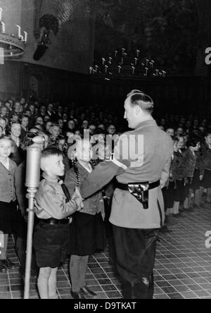 For the admission of the ten-year-old boys and girls to the German Youth and the German Girls League, two future members are swearing allegiance to Reich Youth Leader Artur Axmann, at Ordensburg Marienburg, in April 1943. Fotoarchiv für Zeitgeschichte Stock Photo