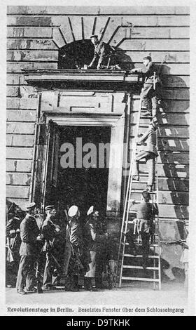 German Revolution 1918/1919: Members of the Volksmarinedivision, an armed division of sailors of the former Imperial Navy which supported the revolutionary efforts in Berlin, occupy a window on the top of the entrance to the Berlin Palace. Date unknown. Fotoarchiv für Zeitgeschichte Stock Photo