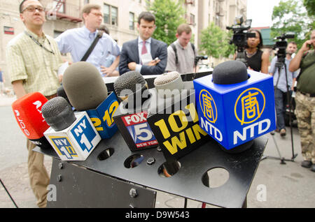 Bronx, New York, USA. 26th June 2013. Microphones are at the ready for Former US Rep Anthony Weiner. Anthony Weiner is the current front runner in the 2013 NYC Mayoral race Credit:  Michael Glenn/Alamy Live News Stock Photo