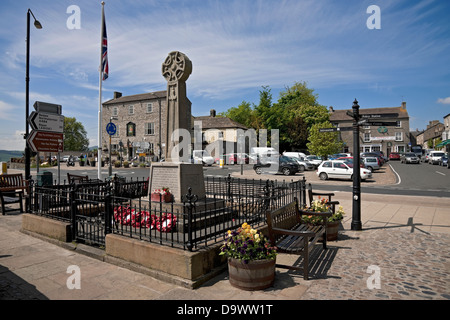 War memorial and Market Place square in summer Leyburn town centre Wensleydale North Yorkshire Dales England UK United Kingdom GB Great Britain Stock Photo