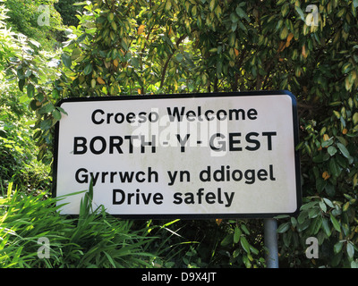 Welcome to Borth-y-Gest bilingual Welsh/English sign Stock Photo