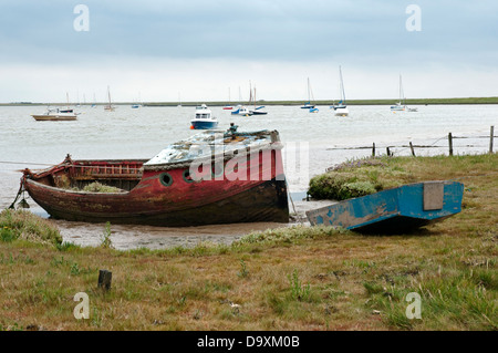 Suffolk landscape, old river boats sit in the River Orwell at low Stock ...