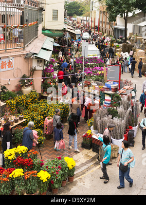 dh Flower Market MONG KOK HONG KONG People in street market Chinese New Year flowers scene backstreet Stock Photo