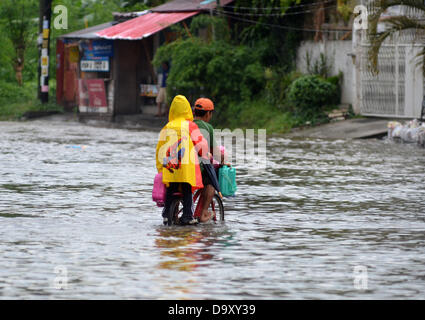 Davao, Philipinnes. 28th June 2013. Filipino residents maneuvers as they try to pass in a flooded road cause by a heavy downpour of rain in Davao city, Southern Philippines, 28 June 2013. According to Philippine Atmospheric Geophysical and Astronomical Services Administration (PAGASA), Storm Signal Number One is raised in areas of Visayas and Mindanao as tropical depression 'Gorio' enters Philippine territory. Credit:  Eli Ritchie Tongo/Alamy Live News Stock Photo