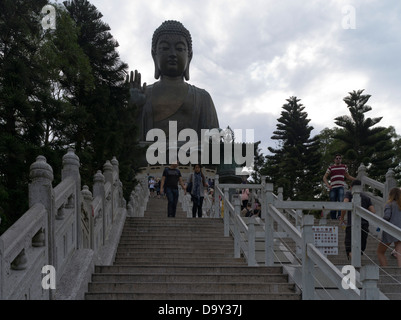 dh Tian Tan Buddha statue LANTAU HONG KONG Couple on steps tallest outdoor 34 metres high big chinese island Stock Photo