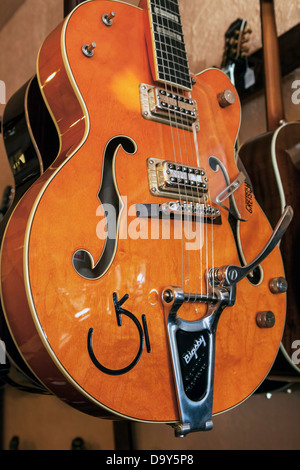 Gretsch bigsby hi-res stock photography and images - Alamy