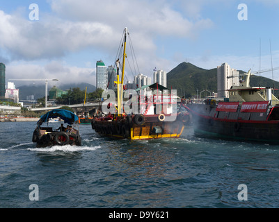 dh Aberdeen Harbour ABERDEEN HONG KONG Cargo loading Chinese junk boat and sampan taxi boats harbor Stock Photo