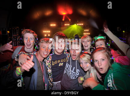 Glastonbury, UK. 28th June 2013. GLASTONBURY MUSIC FESTIVAL UK  2013 Festival goers wearing headphone in the Silent disco tent where you can only hear the songs through the headphones. GLASTONBURY MUSIC FESTIVAL PILTON, SOMERSET, ENGLAND, UK Credit:  Alistair Heap/Alamy Live News Stock Photo