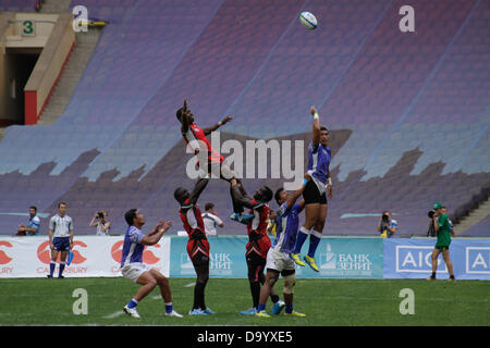 Moscow, Russia. 29th June 2013. Samoa v Kenya lineout during the Rugby World Cup 7s at Luzniki Stadium in Moscow, Russia. Kenya went on to win the match 17 - 12. Credit: Elsie Kibue / Alamy Live News Stock Photo
