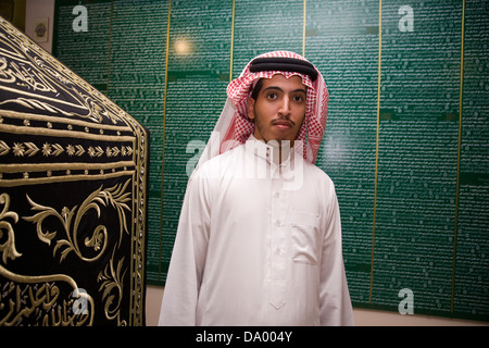 Saudi men generally wear a headscarf called a ghutra and a floor-length shirt-dress known as a thobe, Jeddah, Saudi Arabia. Stock Photo