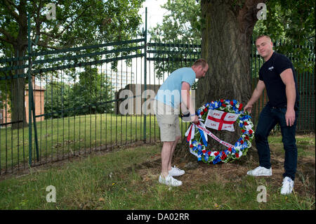 Woolwich, London, UK. 29th June 2013.  EDL members attended Woolwich on Armed Forces Day to remember Lee Rigby, the soldier murdered there on 22nd May this year. A wreath was going to be laid by the EDL leader Tommy Robinson but he was arrested earlier trying to enter Tower Hamlets. Supporters lay their wreath against a tree near the murder scene. Credit:  Allsorts Stock Photo/Alamy Live News Stock Photo