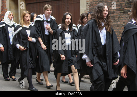 GRADUATION DAT AT CAMBRIDGE UNIVERSITY SHOWS STUDENTS ON THEIR WAY TO ...