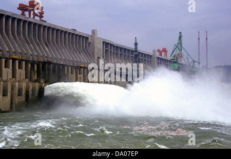 Water from spillway of the Gezhouba Dam, or Gezhouba Water Control Project, the first water conservancy project on Yangtze River part of the Three Gorges Project in Hubei province China Stock Photo