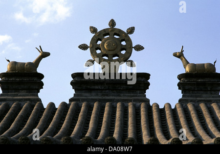 Dharma wheel and deer sculpture on top Ih Juu or Da Zhao Temple a Buddhist monastery built in 1579 in Hohhot capital city of Inner Mongolia Autonomous Region. China Stock Photo