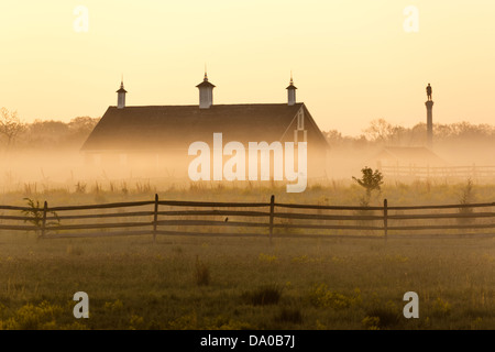 The Codori Barn in the morning fog on the Gettysburg National Military Park Stock Photo
