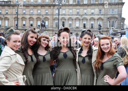 Glasgow, UK. 29th June, 2013. Armed forces day. Dance troupe Kennedy Cupcakes dress 1940's style Credit:  Douglas Carr/Alamy Live News