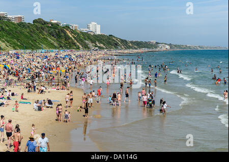 Bournemouth, UK. 30th June, 2013. Thousands of people descend on Bournemouth Beach to enjoy the bright sunshine and warm weather. Credit:  Paul Chambers/Alamy Live News Stock Photo