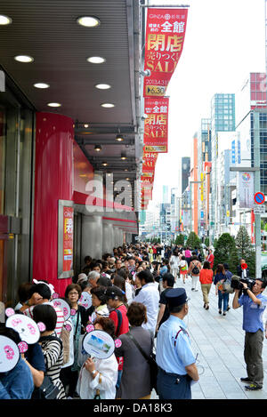 June 30th, 2013 : Tokyo, Japan - A lot of people lined up before the opening of the very last day of Matsuzakaya Ginza, the first department store since 1924 in Ginza, Chuo, Tokyo, Japan, that had a closing sale for rebuilding on June 30, 2013. (Photo by Koichiro Suzuki/AFLO) Stock Photo