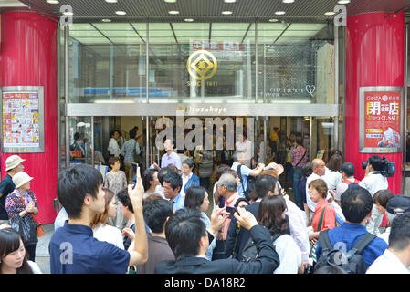 June 30th, 2013 : Tokyo, Japan - Matsuzakaya Ginza, the first department store since 1924 in Ginza, Chuo, Tokyo, Japan, had a closing sale for rebuilding on June 30, 2013. It was the very last day of the old building. (Photo by Koichiro Suzuki/AFLO) Stock Photo