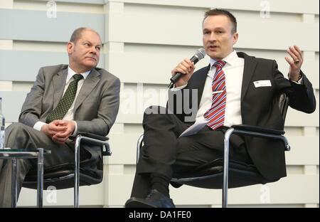 Trimet Aluminium CEO Martin Iffert (R) and Hamburg's First Mayor Olaf Scholz  attends the 'The Energy Turnaround in Northern Germany' event in Hamburg, Germany, 01 July 2013. The Hamburg Chamber of Commerce has invited to the event. Photo: Bodo Marks Stock Photo