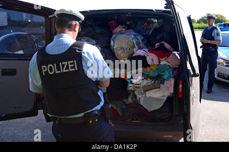 Police officer of the federal police check a car at autobahn A7 near Flensburg, Germany, 07 June 2013. High amounts of Khat are secured regularly near the Danish border. The chewing drug is raised primarily in the highlands of est african and south arabian countries. Photo: AXEL HEIMKEN Stock Photo