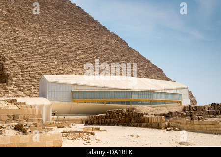 The pavilion with Khufu ship outside of pyramid of Khufu (Cheops) in Great pyramids complex in Giza Stock Photo