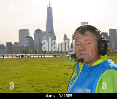 German airship flier Haimo Wendelstein sits in the nacelle of an airship in Liberty State Park at Hudson River in front of the silhouette of Manhattan in New York, USA, 17 May 2013. Photo: CHRIS MELZER Stock Photo