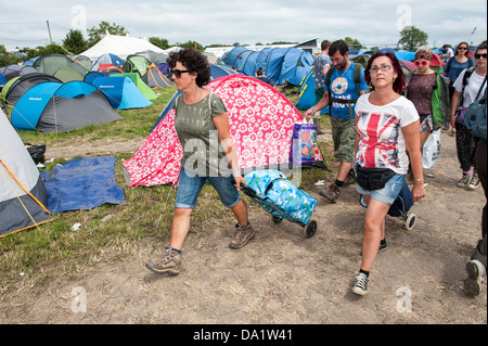 Sunday mid day and people are beginning to leave. The 2013 Glastonbury Festival, Worthy Farm, Glastonbury. 30 June 2013. Stock Photo