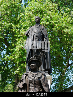 Statue of Queen Elizabeth the Queen Mother with her husband King George VI Stock Photo