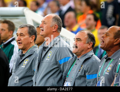 Rio de Janeiro, Brazil. 1st July 2013. (L-R) Carlos Alberto Parreira, Luiz Felipe Scolari (BRA), JUNE 30, 2013 - Football / Soccer : Brazil's head coach Luiz Felipe Scolari and technical coordinator Carlos Alberto Parreira before the FIFA Confederations Cup Brazil 2013 Final match between Brazil 3-0 Spain at Estadio do Maracana in Rio de Janeiro, Brazil. (Photo by Toshihiro Kitagawa/AFLO/Alamy Live News) Stock Photo