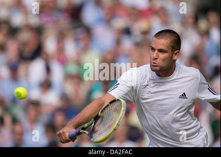 Wimbledon, London, UK. 1st July 2013. The Wimbledon Tennis Championships 2013 held at The All England Lawn Tennis and Croquet Club, London, England, UK.    Andy Murray  (GBR) [2] def. Mikhail Youzhny  (RUS) [20] (crew cut). Credit:  Duncan Grove/Alamy Live News Stock Photo