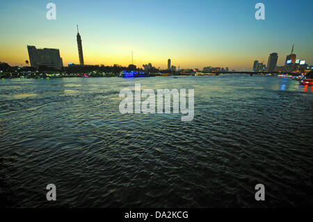 View of the Nile from Qasr al-Nil bridge during the blue hour in Cairo, Egypt, 28 June 2013. The bridge connects the Nile island Zamalek and downtown Cairo. Photo: MATTHIAS TOEDT Stock Photo