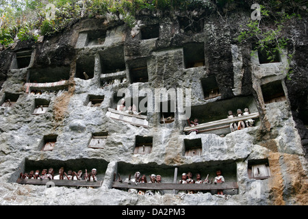 Wooden funeral effiges (Tau Tau) at the cliff in  Lemo effigy village, Tana Toraja, Sulawesi, Indonesia Stock Photo