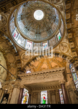The interior of Genoa's San Lorenzo Cathedral,  Italy 7 Stock Photo