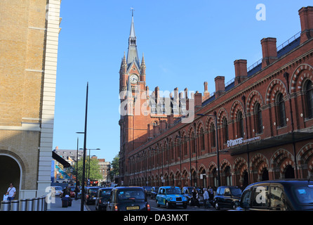 Black cabs waiting between Kings Cross and St Pancras railway stations in north London, England, UK Stock Photo