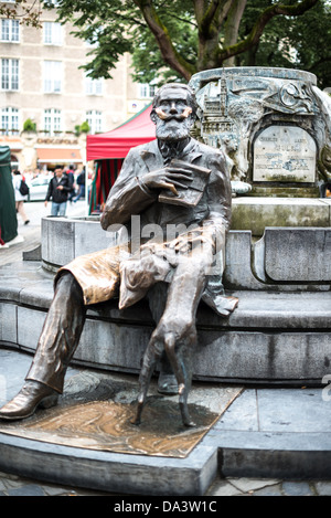 BRUSSELS, Belgium — A commemorative statue honors Karel Buls (Charles Buls), who served as mayor of Brussels from 1881 to 1899. The monument stands in Grasmarkt/Rue du Marché aux Herbes-Agora Square in Brussels' historic Lower Town district. Buls was known for his preservation of Brussels' architectural heritage and urban planning initiatives during the late 19th century. Stock Photo