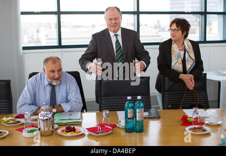 SPD chancellor candidate Peer Steinbrueck (C) meets with members from his team of experts, including Federal Chairman of IG Bau Klaus Wiesehuegel (L-R) and former German Justice Minister Brigitte Zypries, at party headquarters in Berlin, Germany, 03 July 2013. Photo: HANNIBAL Stock Photo
