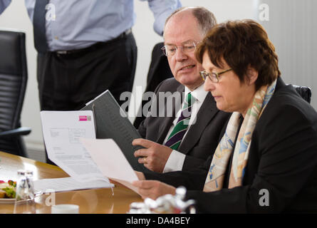 SPD chancellor candidate Peer Steinbrueck (L) meets with members from his team of experts, including former German Justice Minister Brigitte Zypries, at party headquarters in Berlin, Germany, 03 July 2013. Photo: HANNIBAL Stock Photo