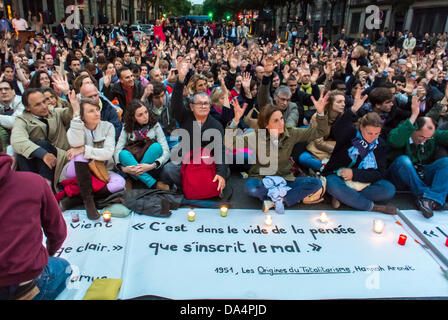 Pa-ris, France. Crowd of People Sitting on Street, Far Right, Conservative Group 'Les Vielleurs' Demonstration Anti-Gay Marriage, Occupy, religious meeting, different cultures religion, sit in Stock Photo