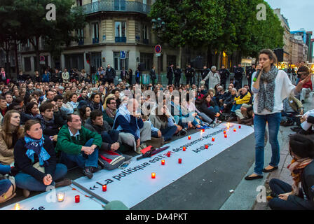 Pa-ris, France. Woman Adressing Crowd Conservative Group 'Les Vielleurs' Sitting Down on Street, Demonstration Anti-Gay Marriage, Occupy, religious meeting, different cultures religion sit in Stock Photo