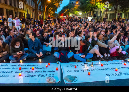 Pa-ris, France.  Conservative Traditionalists, 'Les Vielleurs' Demonstration Anti-Gay Marriage, Occupy, Front religious meeting, extreme prejudice 'street prayers' crowd scene from above, sit in Stock Photo