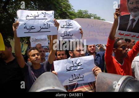 Cairo, Cairo, Egypt. 4th July, 2013. Supporters of ousted President Mohamed Morsi gather outside the Supreme Constitutional Court where Adli Mansour, the chief of Egypt's highest court, was sworn in as Egypt's interim president, in Cairo, Egypt, 04 July 2013. Mansour took the oath before the Supreme Constitutional Court. Mansour is to hold the post until early presidential elections are held. No date has yet been set for fresh polls Credit:  Ahmed Asad/APA Images/ZUMAPRESS.com/Alamy Live News Stock Photo