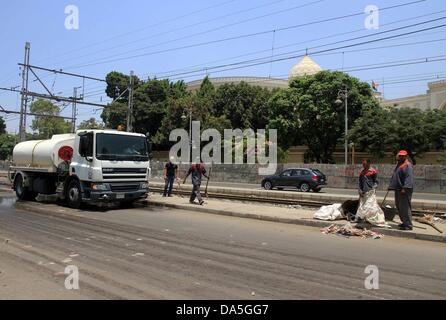 Cairo, Cairo, Egypt. 4th July, 2013. Egyptian cleaners work near the presidential palace, one day after the ousting of President Mohamed Morsi, in Cairo, Egypt, 04 July 2013. Adli Mansour, the chief of Egypt's highest court, was on 04 July sworn in as Egypt's interim president. Mansour took the oath before the Supreme Constitutional Court, after the ousting of Islamist President Mohamed Morsi following days of massive protests Credit:  Ahmed Asad/APA Images/ZUMAPRESS.com/Alamy Live News Stock Photo