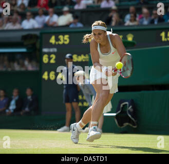 Wimbledon, London, UK. 4th July, 2013. The Wimbledon Tennis Championships 2013 held at The All England Lawn Tennis and Croquet Club, London, England, UK. Marion Bartoli (FRA) [15] def. Kirsten Flipkens (BEL) [20] (wearing sunglasses). Credit:  Duncan Grove/Alamy Live News Stock Photo