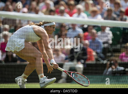 Wimbledon, London, UK. 4th July, 2013. The Wimbledon Tennis Championships 2013 held at The All England Lawn Tennis and Croquet Club, London, England, UK. Marion Bartoli (FRA) [15] def. Kirsten Flipkens (BEL) [20] (wearing sunglasses). Credit:  Duncan Grove/Alamy Live News Stock Photo