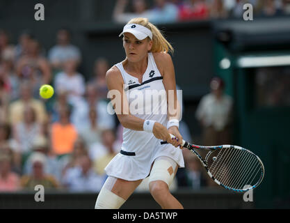 Wimbledon, London, UK. 4th July, 2013. The Wimbledon Tennis Championships 2013 held at The All England Lawn Tennis and Croquet Club, London, England, UK. Marion Bartoli (FRA) [15] def. Kirsten Flipkens (BEL) [20] (wearing sunglasses). Credit:  Duncan Grove/Alamy Live News Stock Photo